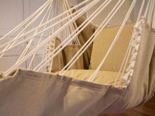 Laden Sie das Bild in den Galerie-Viewer.Hängesessel beige mit Pompons