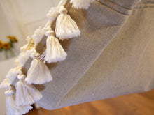 Laden Sie das Bild in den Galerie-Viewer.Hängesessel beige mit Pompons