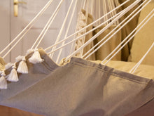 Laden Sie das Bild in den Galerie-Viewer.Hängesessel beige mit Pompons