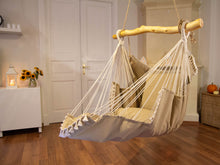 Laden Sie das Bild in den Galerie-Viewer.Hängesessel beige mit Pompons