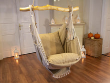 Laden Sie das Bild in den Galerie-Viewer.Hängesessel beige mit Pompons