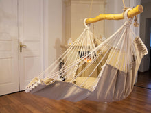 Laden Sie das Bild in den Galerie-Viewer.Hängesessel beige mit Pompons