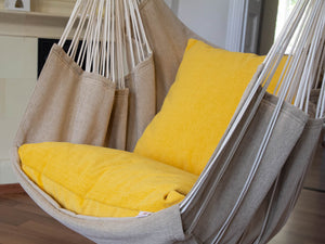 Chaise hamac beige/oreiller jaune